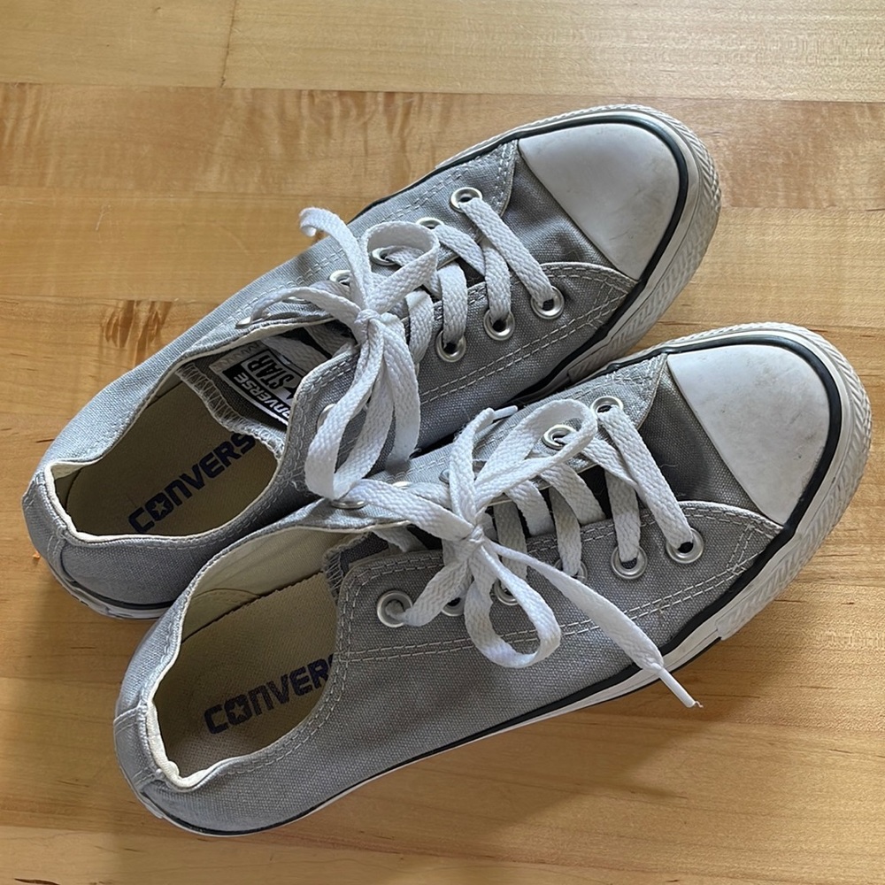 Light gray low top converse chuck taylors